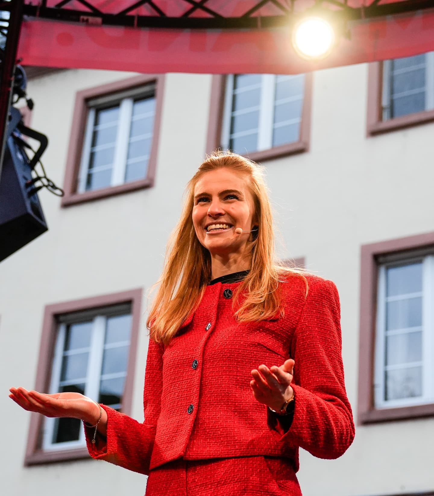 Sarah Eid – Moderatorin auf der Bühne