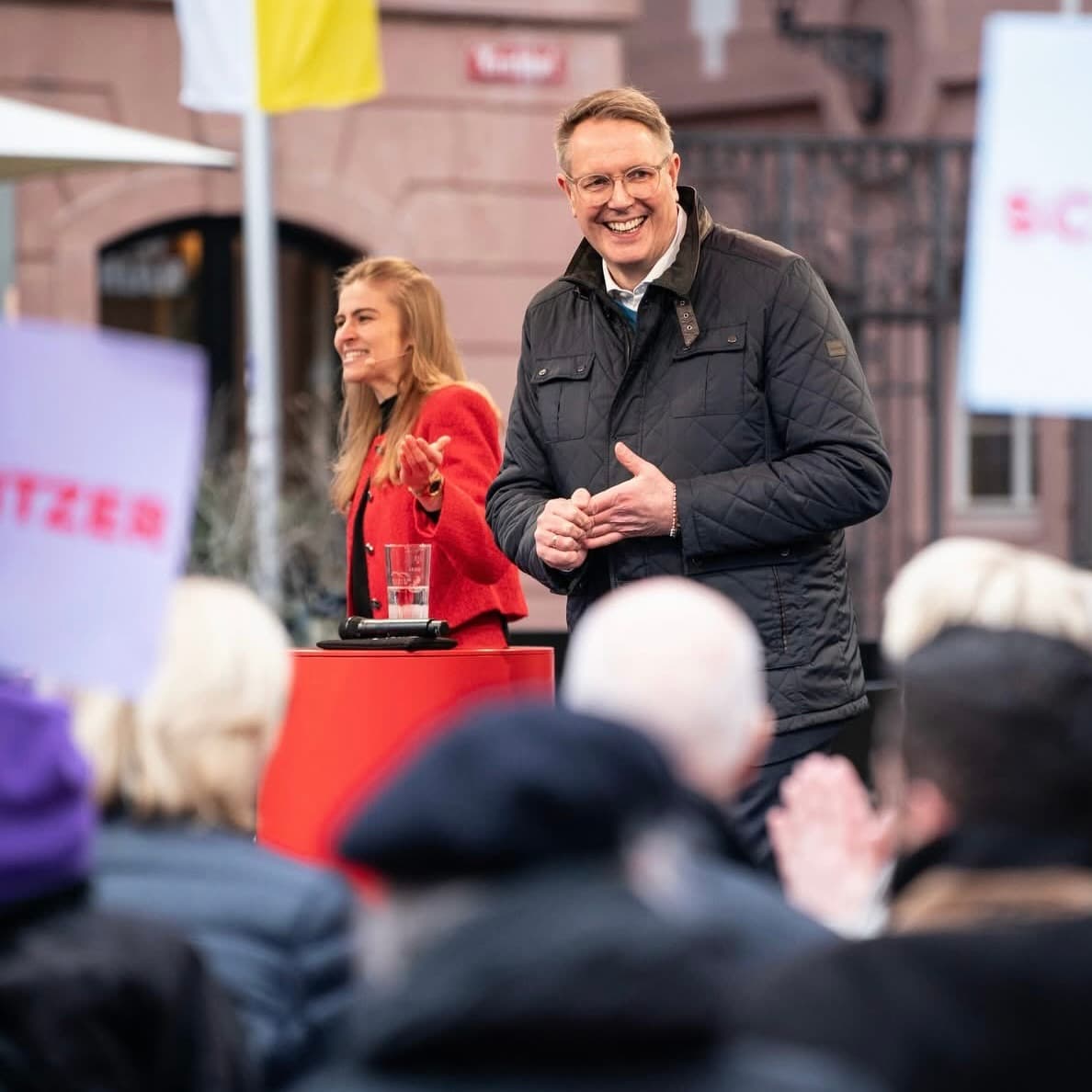 Sarah Eid mit Ministerpräsident Alexander Schweitzer